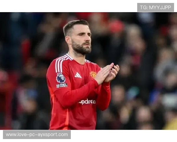 曼联左路持续持球压制，卢克肖传递极具穿透力