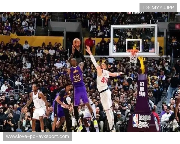 詹姆斯关键封盖后快攻，湖人气势如虹